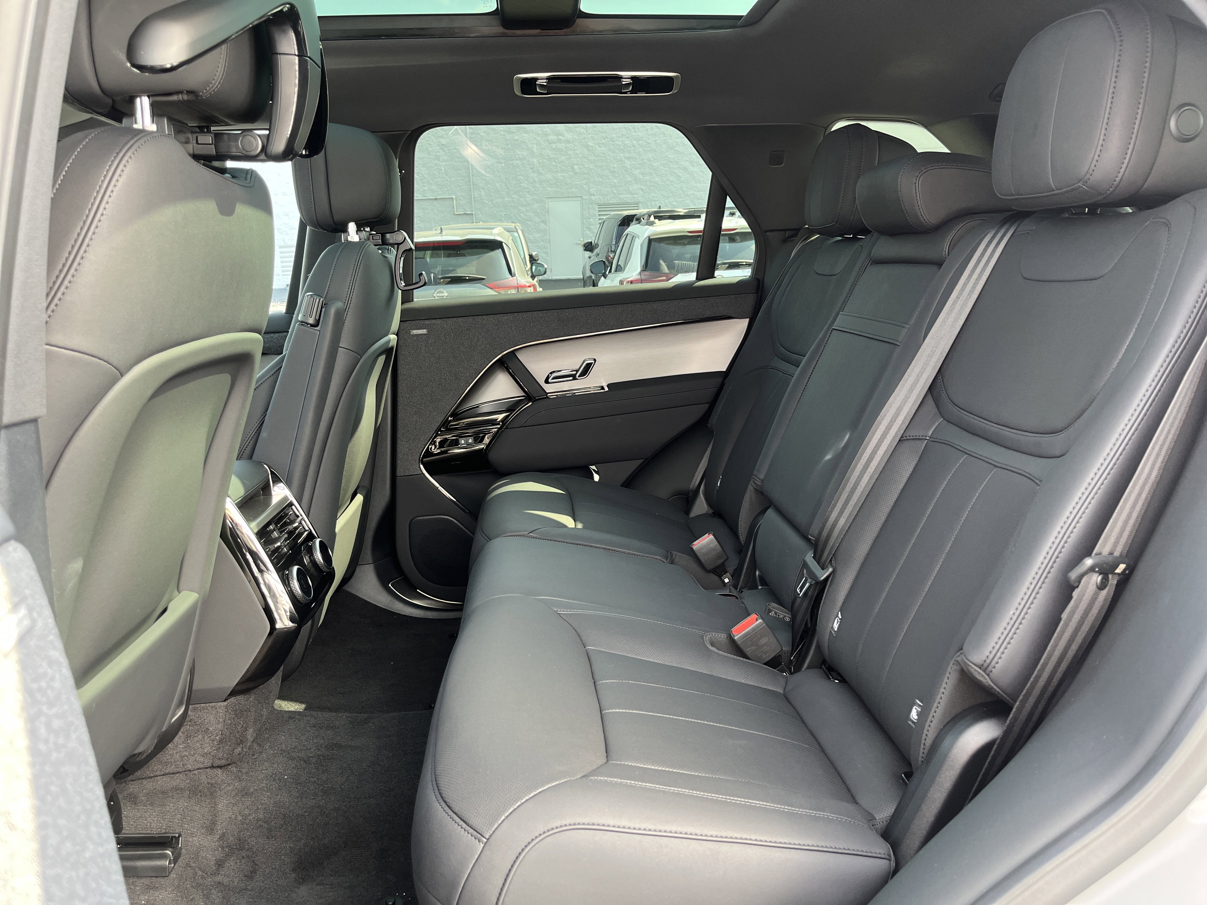 New 2025 Land Rover Range Rover Sport SE image 30