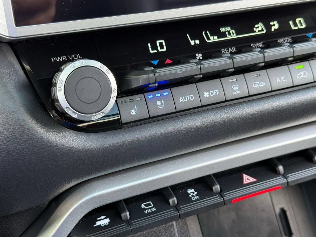 Used 2025 Toyota Sequoia Platinum AWD/4WD image 5