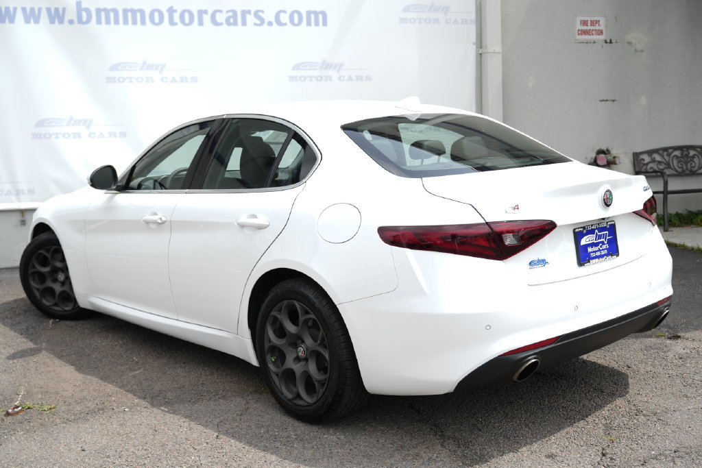 Used 2017 Alfa Romeo Giulia AWD image 4