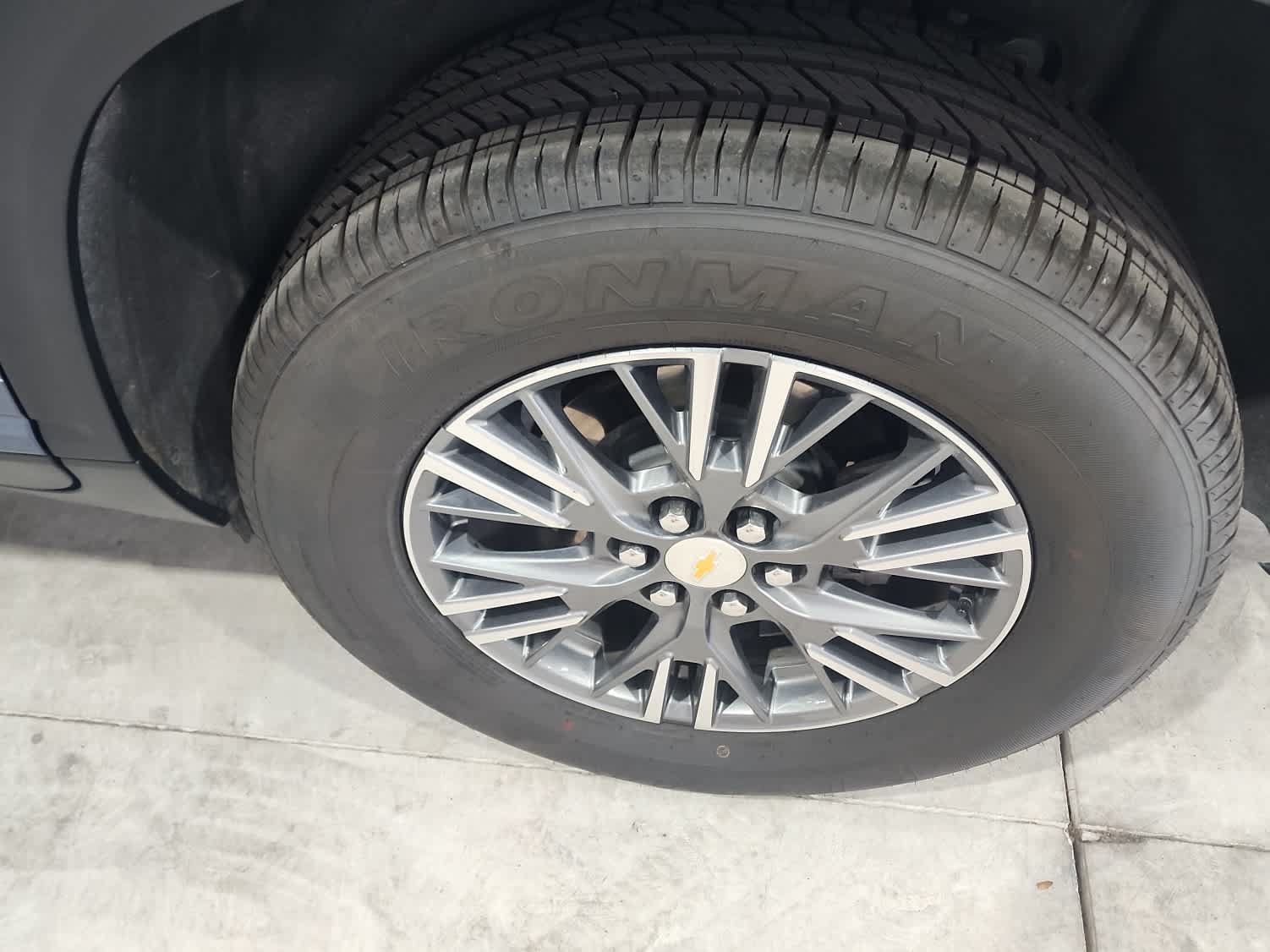Used 2025 Chevrolet Traverse LT FWD image 12