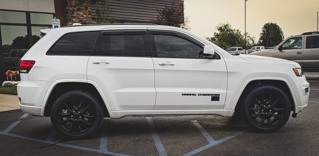 Used 2020 Jeep Grand Cherokee Altitude RWD image 32