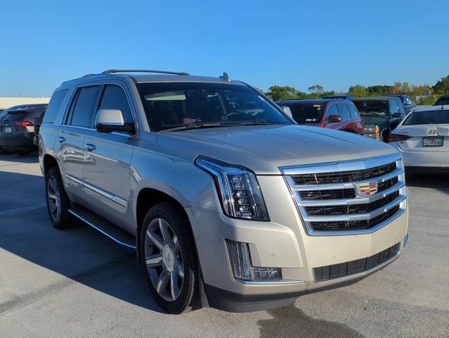 Used 2016 Cadillac Escalade Luxury image 3