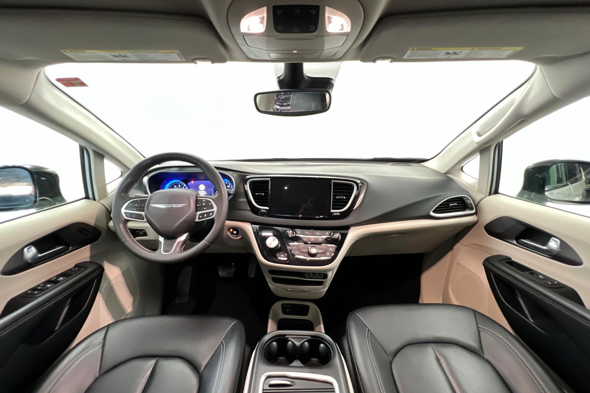Used 2024 Chrysler Pacifica Touring-L FWD image 9