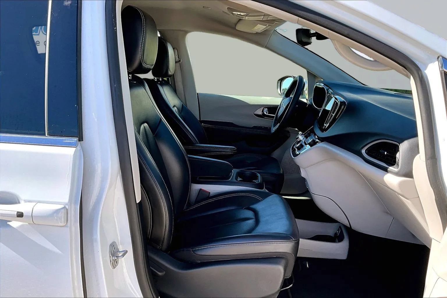 Used 2023 Chrysler Pacifica Touring-L FWD image 28