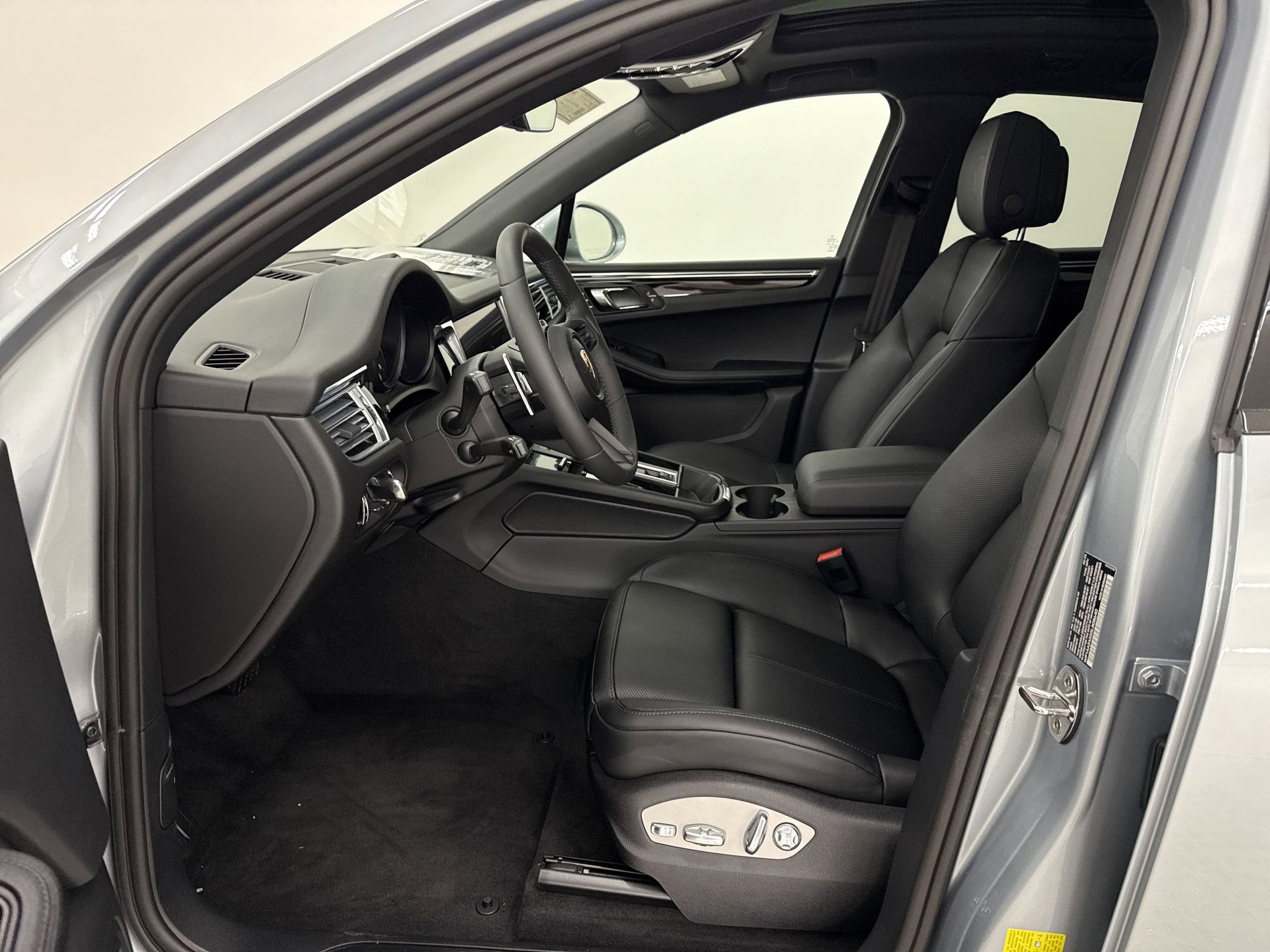 New 2025 Porsche Macan image 5