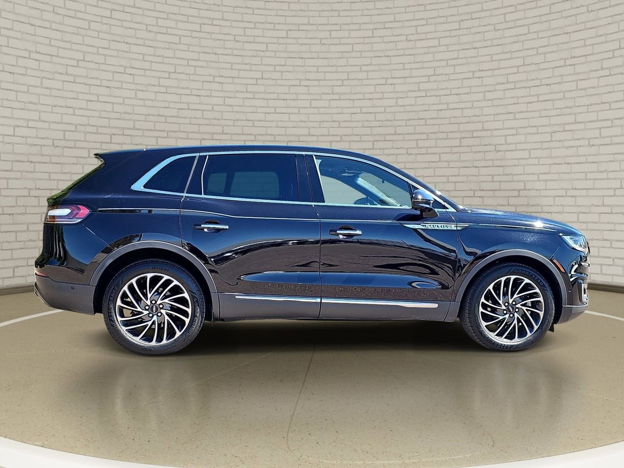 Used 2019 Lincoln Nautilus Reserve image 4