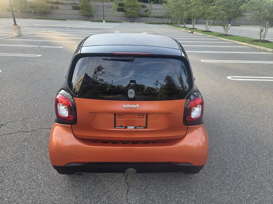 Used 2016 smart fortwo passion RWD image 8