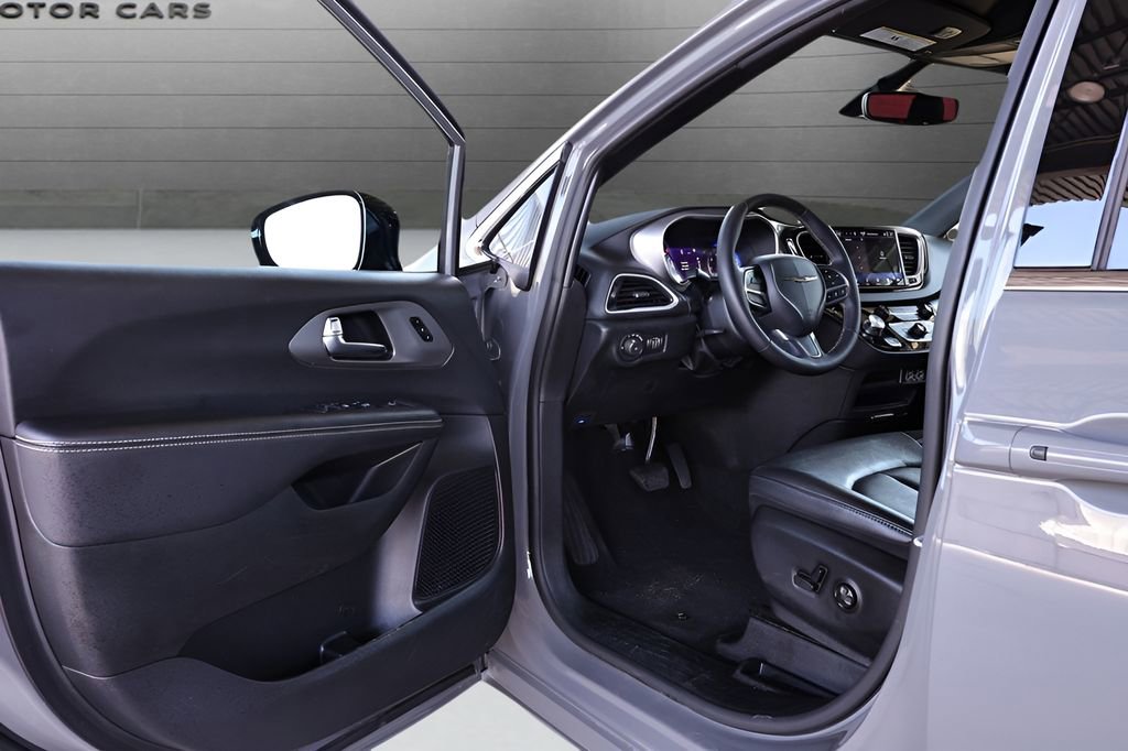Used 2025 Chrysler Pacifica Select image 38