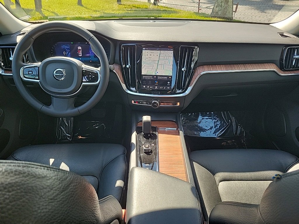 Used 2025 Volvo S60 B5 Plus image 9