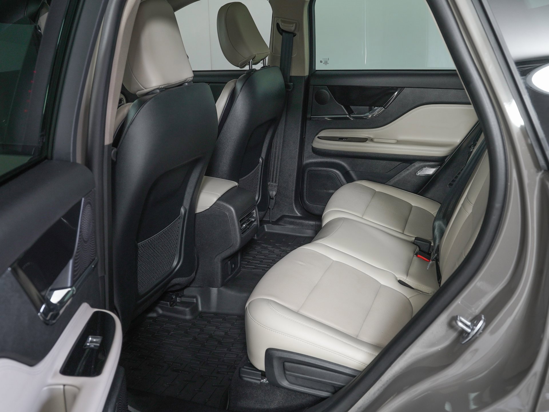 Used 2025 Lincoln Corsair Grand Touring w/ Jet Appearance Package image 13