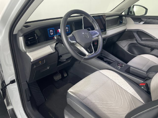 Used 2025 Volkswagen Tiguan SE FWD image 3