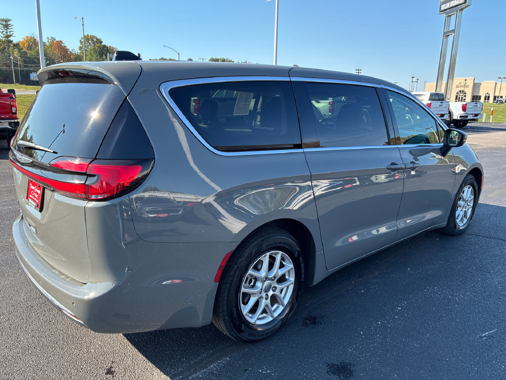 Used 2023 Chrysler Pacifica Touring-L FWD image 8