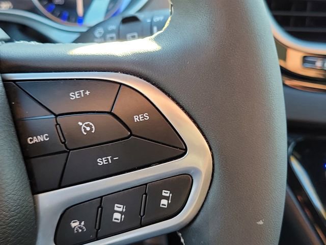 Used 2025 Chrysler Pacifica Select image 14