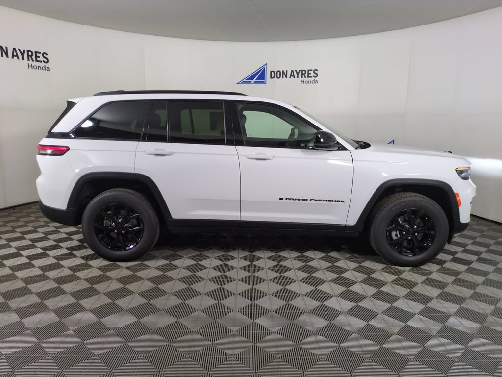 Used 2025 Jeep Grand Cherokee Altitude w/ Trailer Tow Package AWD/4WD image 9