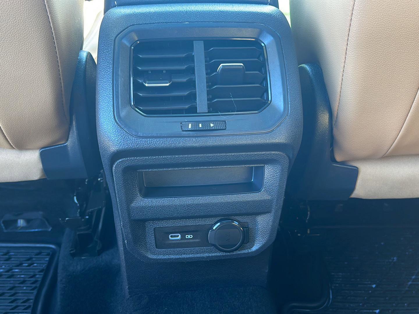 Used 2024 Volkswagen Tiguan SE w/ Panoramic Sunroof Package AWD/4WD image 15