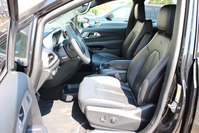 Used 2023 Chrysler Pacifica Touring-L w/ S Appearance Package AWD/4WD image 11