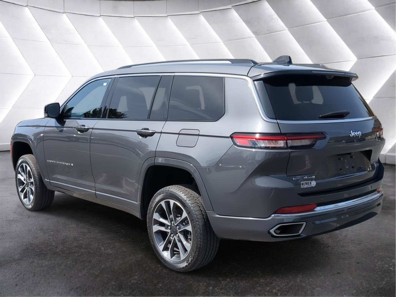 Used 2023 Jeep Grand Cherokee L Overland w/ Advanced Protech Group III AWD/4WD image 4