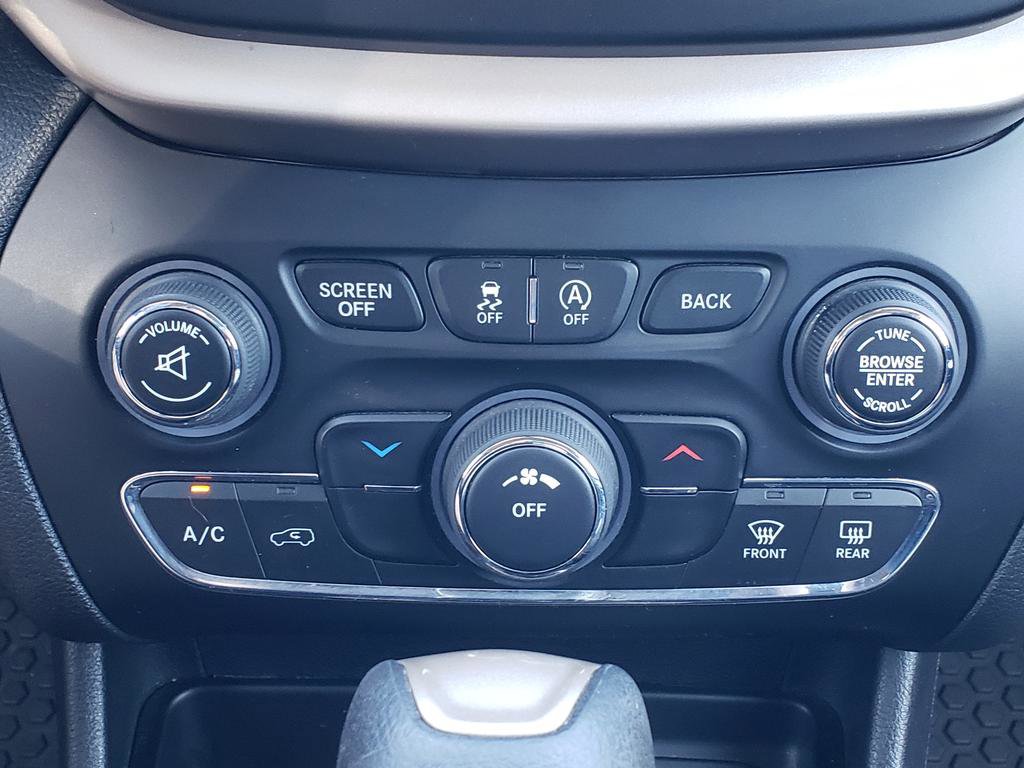 Used 2015 Jeep Cherokee Latitude w/ Cold Weather Group FWD image 17