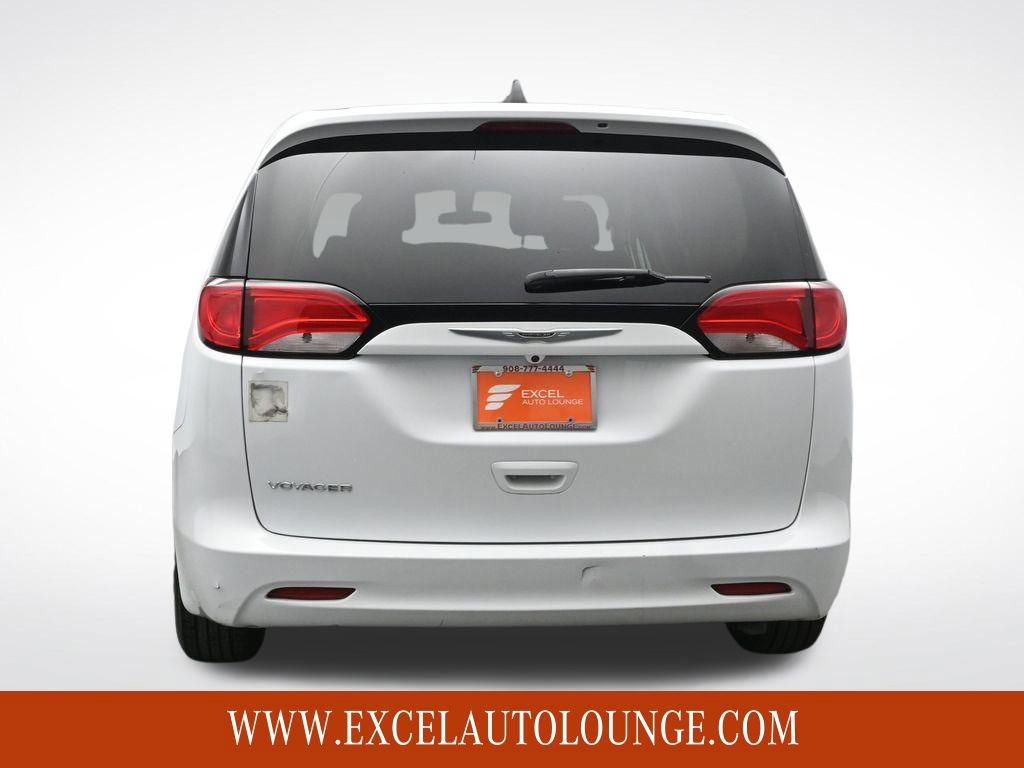 Used 2021 Chrysler Voyager L image 5