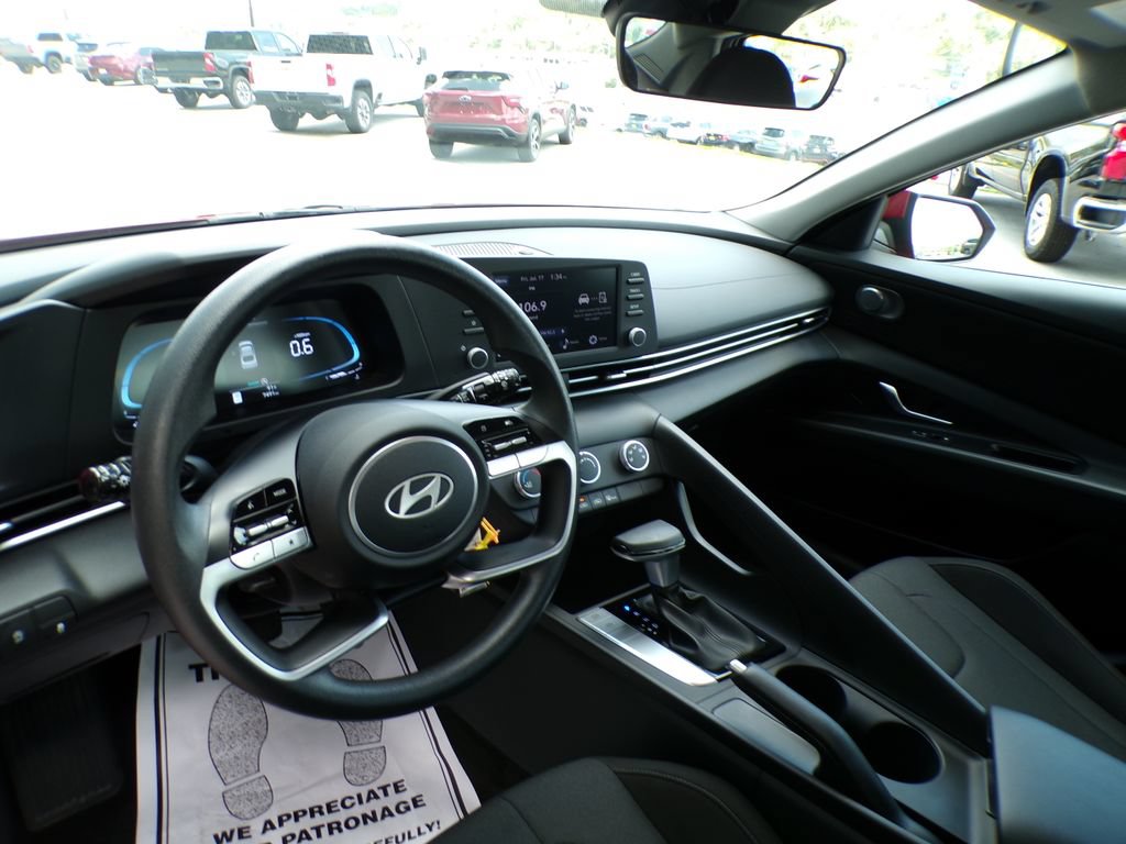 Certified 2025 Hyundai Elantra SE FWD image 9