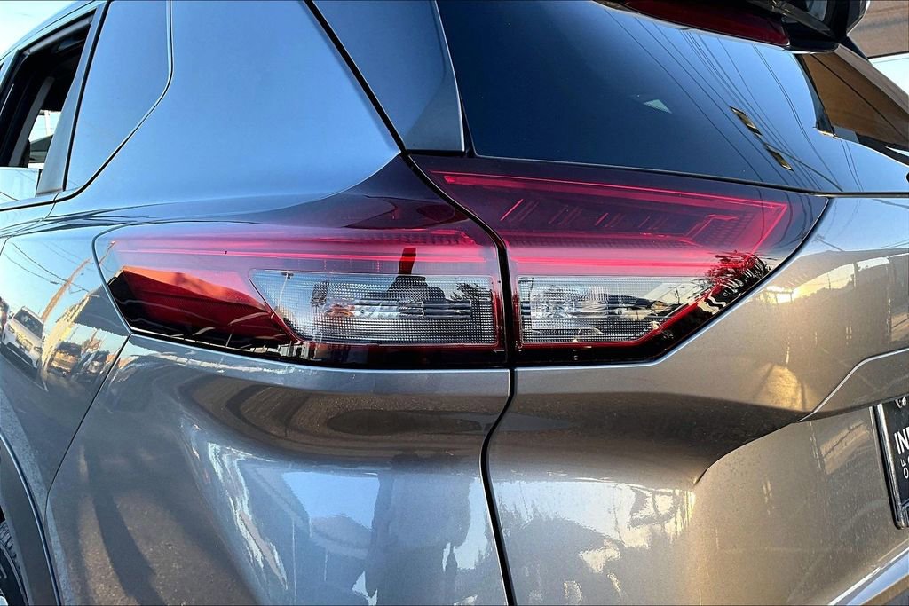 Used 2024 Nissan Rogue SV image 44