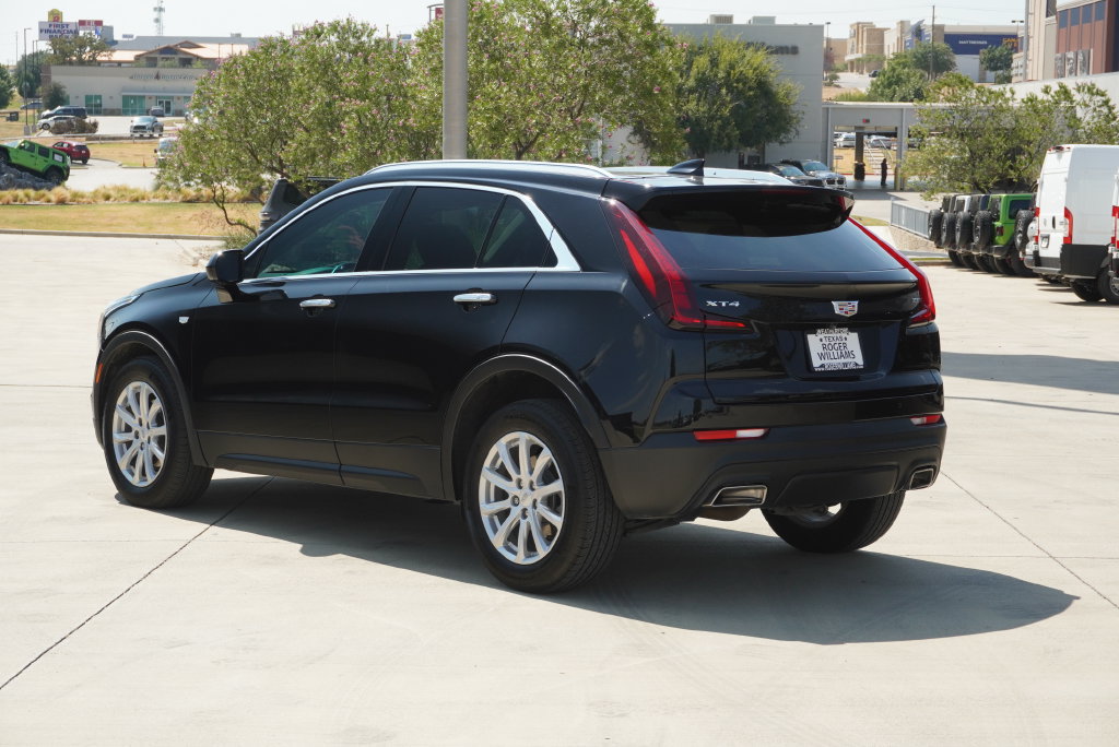 Used 2023 Cadillac XT4 Luxury w/ Cold Weather Package FWD image 3