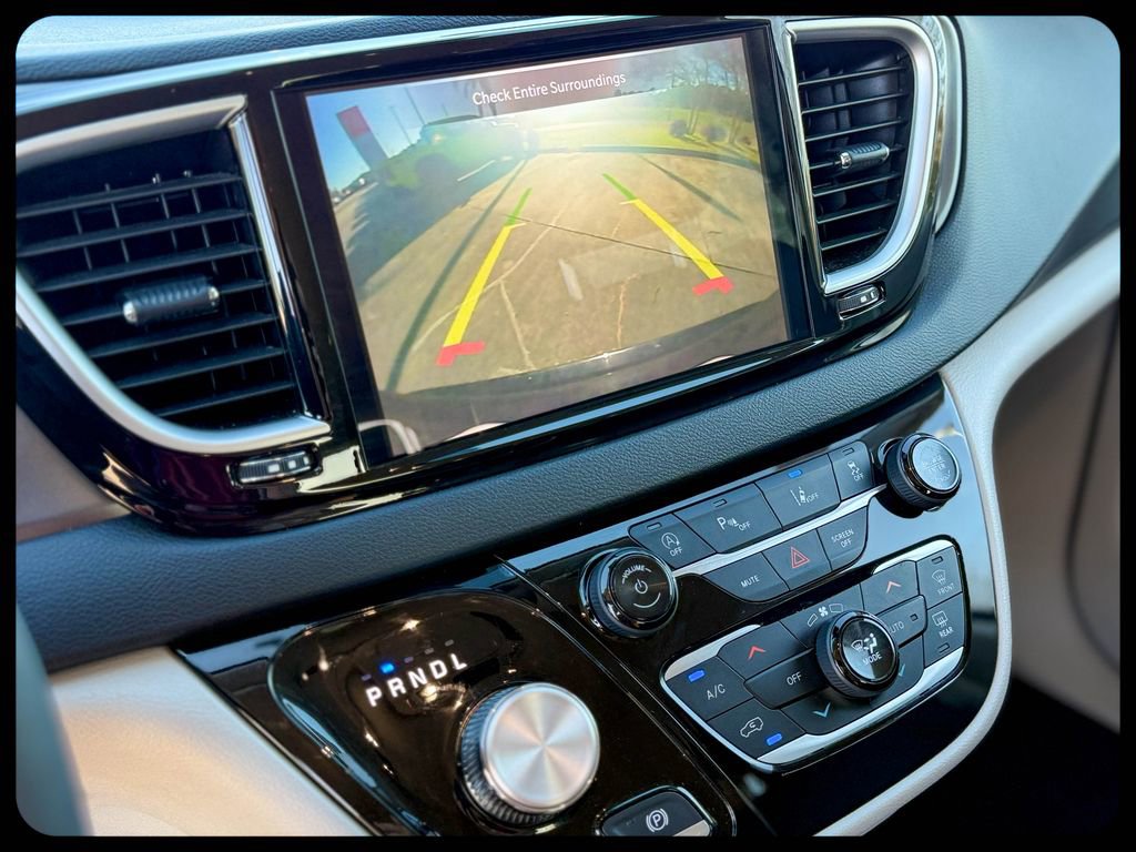 Used 2024 Chrysler Pacifica Touring-L image 38