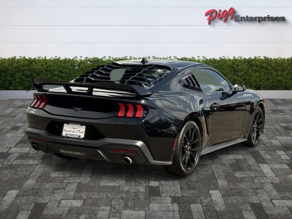 Used 2024 Ford Mustang Coupe RWD image 9