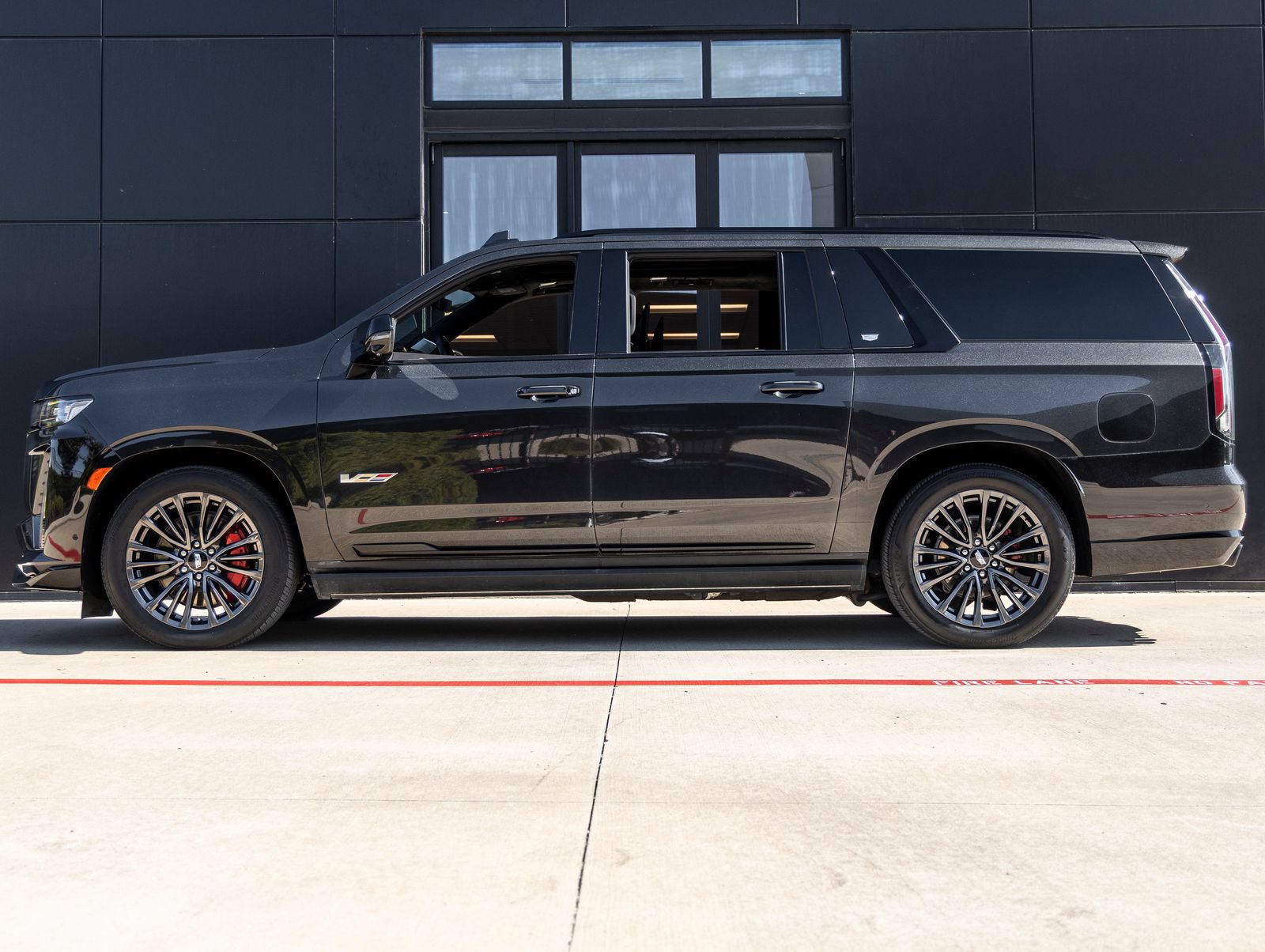 Used 2024 Cadillac Escalade ESV V AWD/4WD image 9