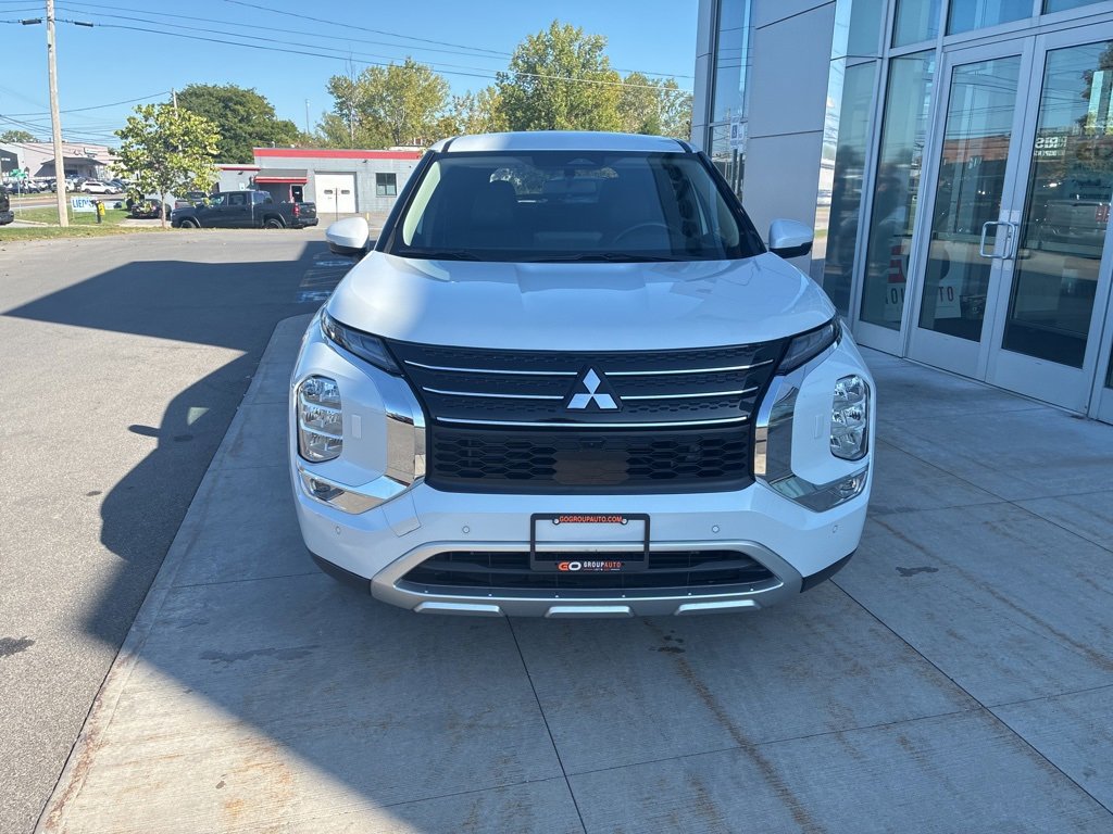 Used 2024 Mitsubishi Outlander SE image 3