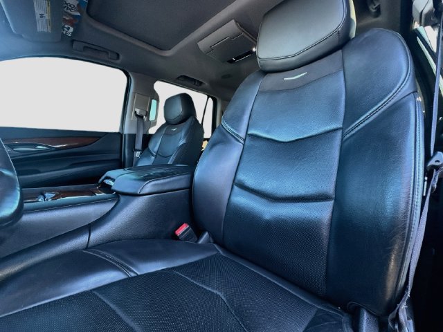 Used 2017 Cadillac Escalade Luxury AWD/4WD image 26