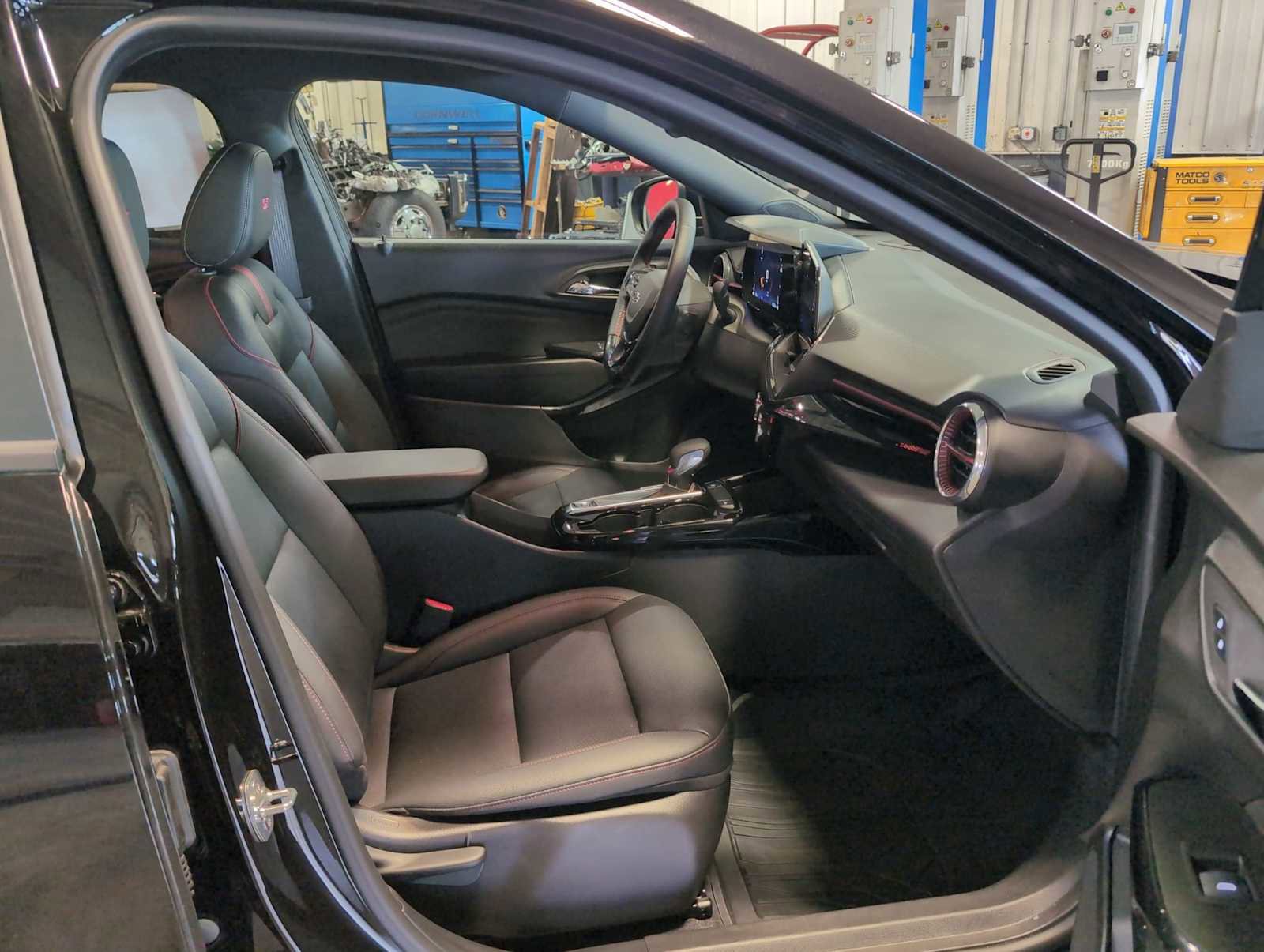Used 2025 Chevrolet Trax RS w/ Driver Confidence Package FWD image 28