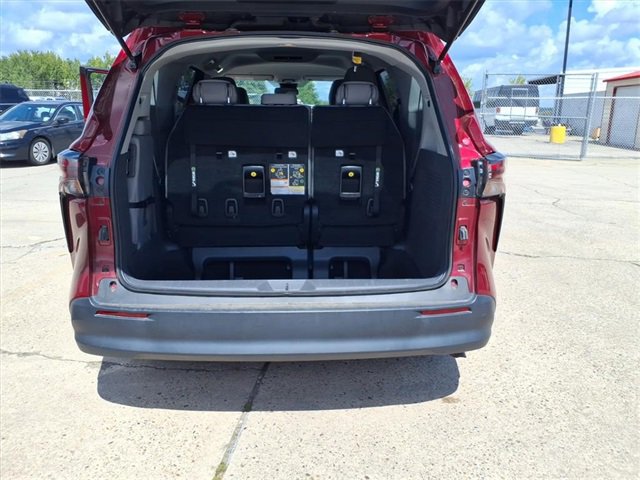 Used 2023 Toyota Sienna LE image 17