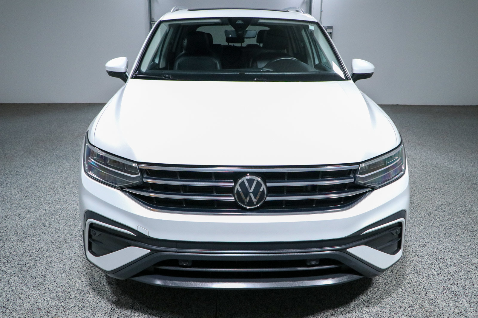 Used 2023 Volkswagen Tiguan SE w/ Panoramic Sunroof Package FWD image 4