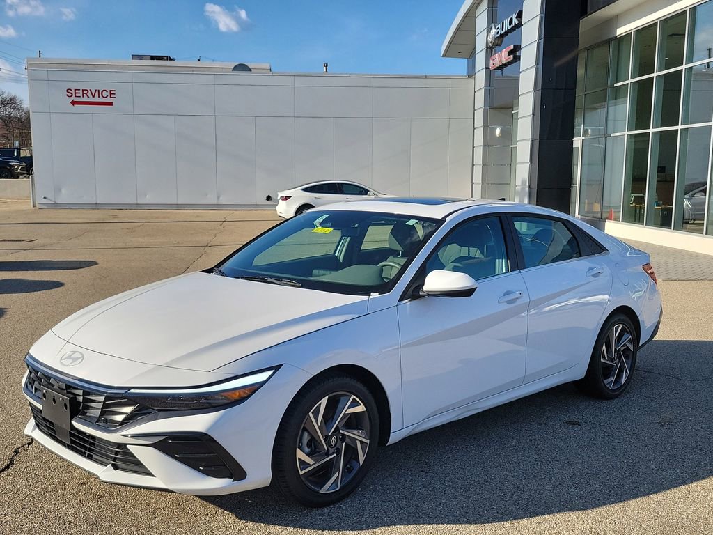 Used 2025 Hyundai Elantra SEL image 2