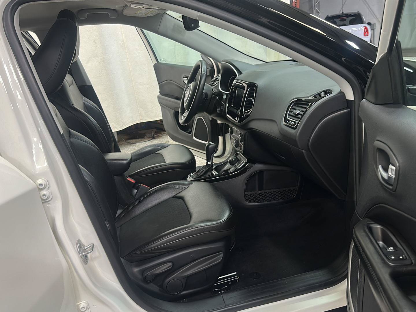 Certified 2019 Jeep Compass Latitude AWD/4WD image 29
