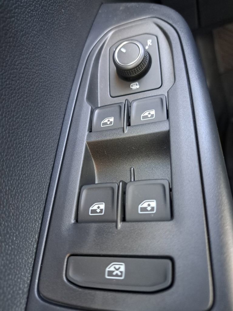 New 2026 Volkswagen Taos SE image 16