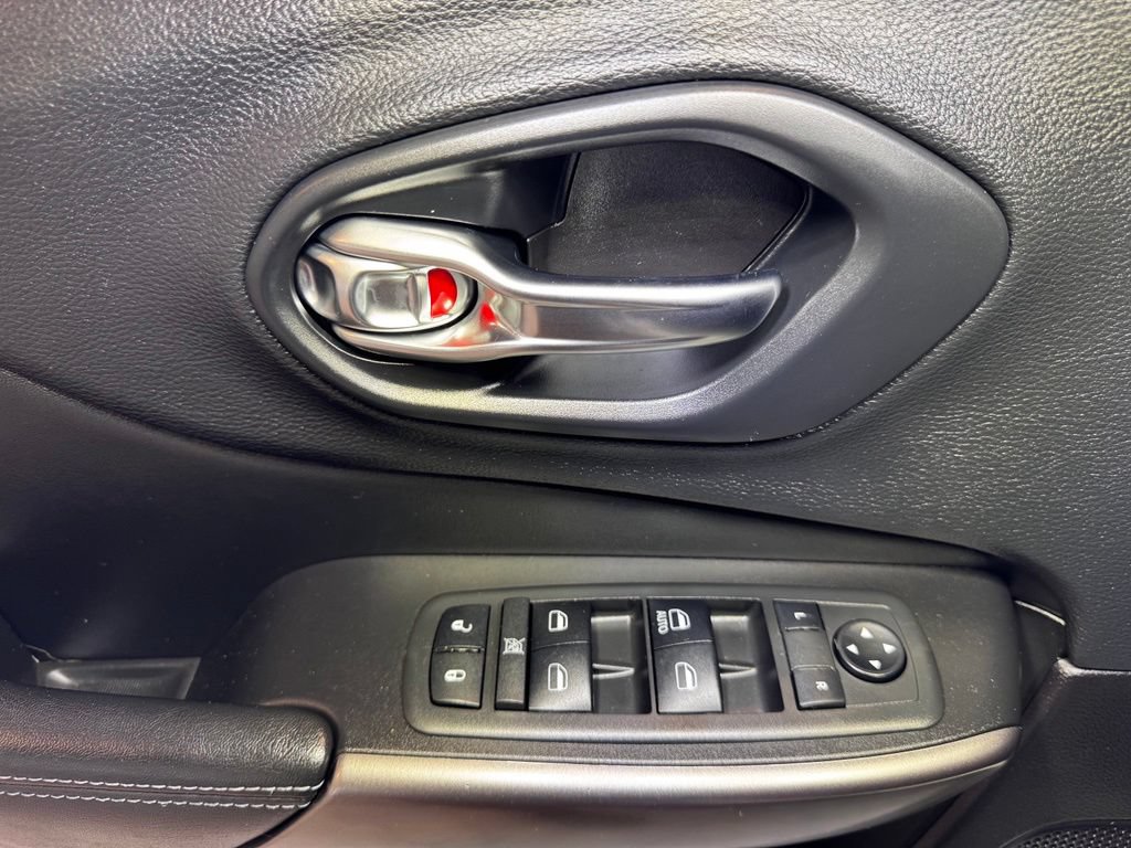 Used 2019 Jeep Cherokee Latitude w/ Popular Appearance Group AWD/4WD image 22