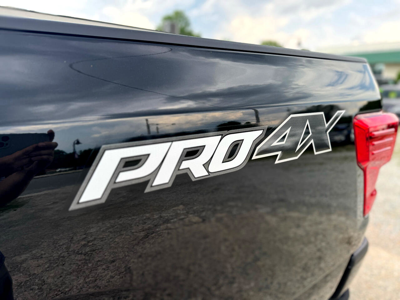 Used 2018 Nissan Titan SV w/ SV Convenience Package image 15