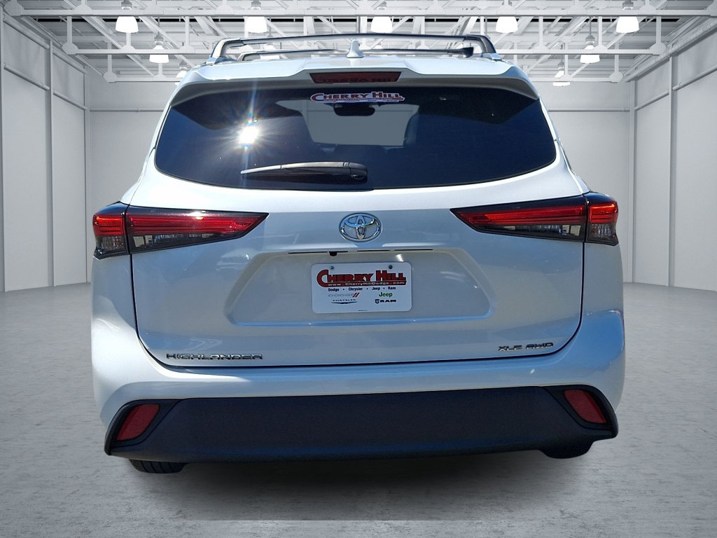 Used 2022 Toyota Highlander XLE AWD/4WD image 8