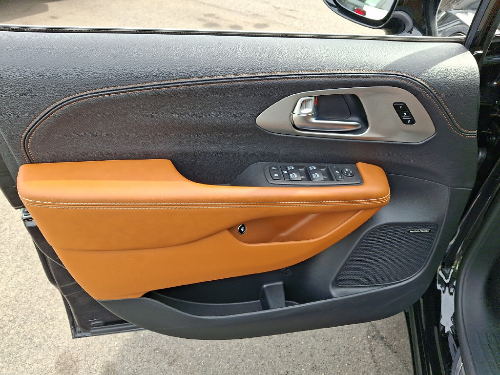 Certified 2025 Chrysler Pacifica Pinnacle FWD image 12