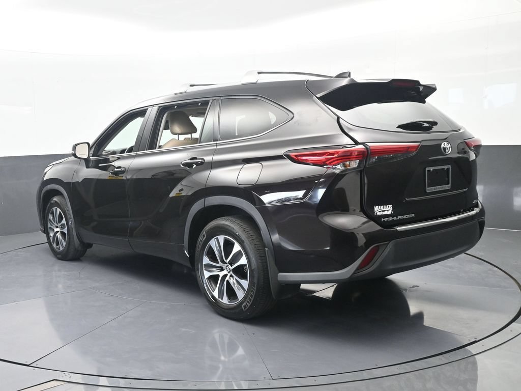 Used 2022 Toyota Highlander XLE FWD image 4