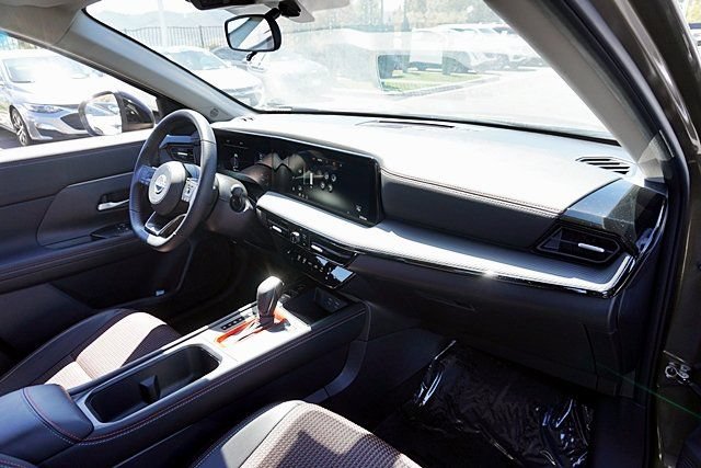 New 2026 Nissan Kicks SR w/ Cold Weather Package FWD image 16
