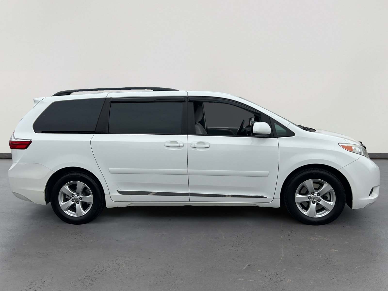 Used 2017 Toyota Sienna LE FWD image 6