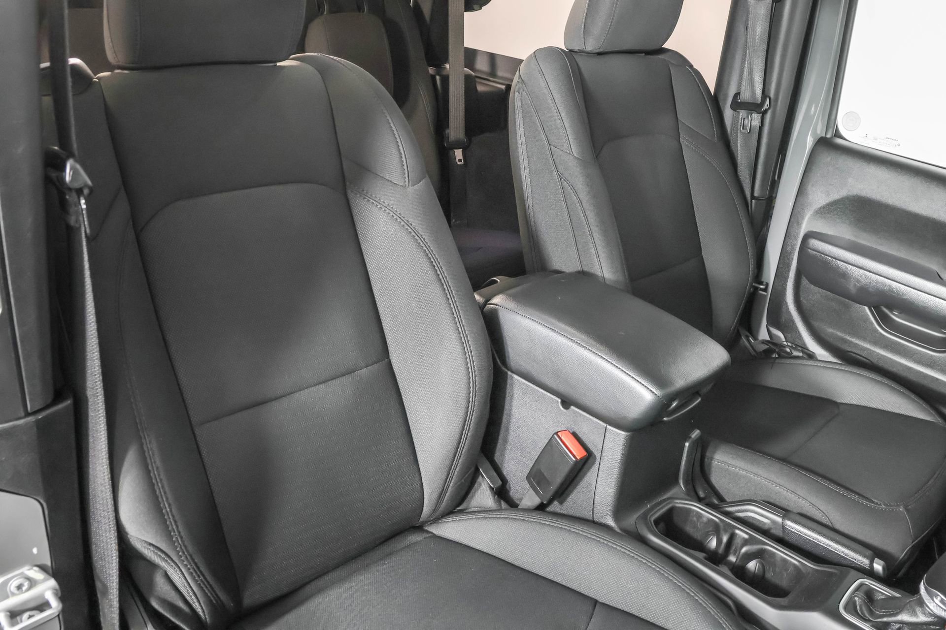 Used 2022 Jeep Wrangler Sport AWD/4WD image 39