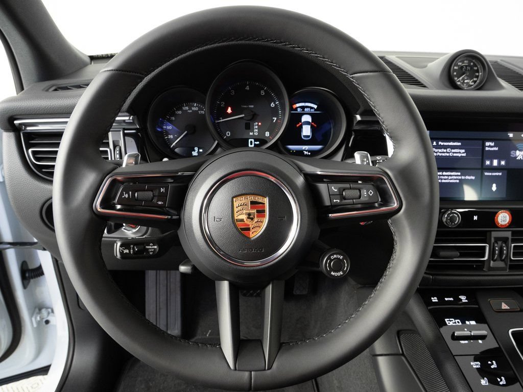 Certified 2026 Porsche Macan AWD/4WD image 9