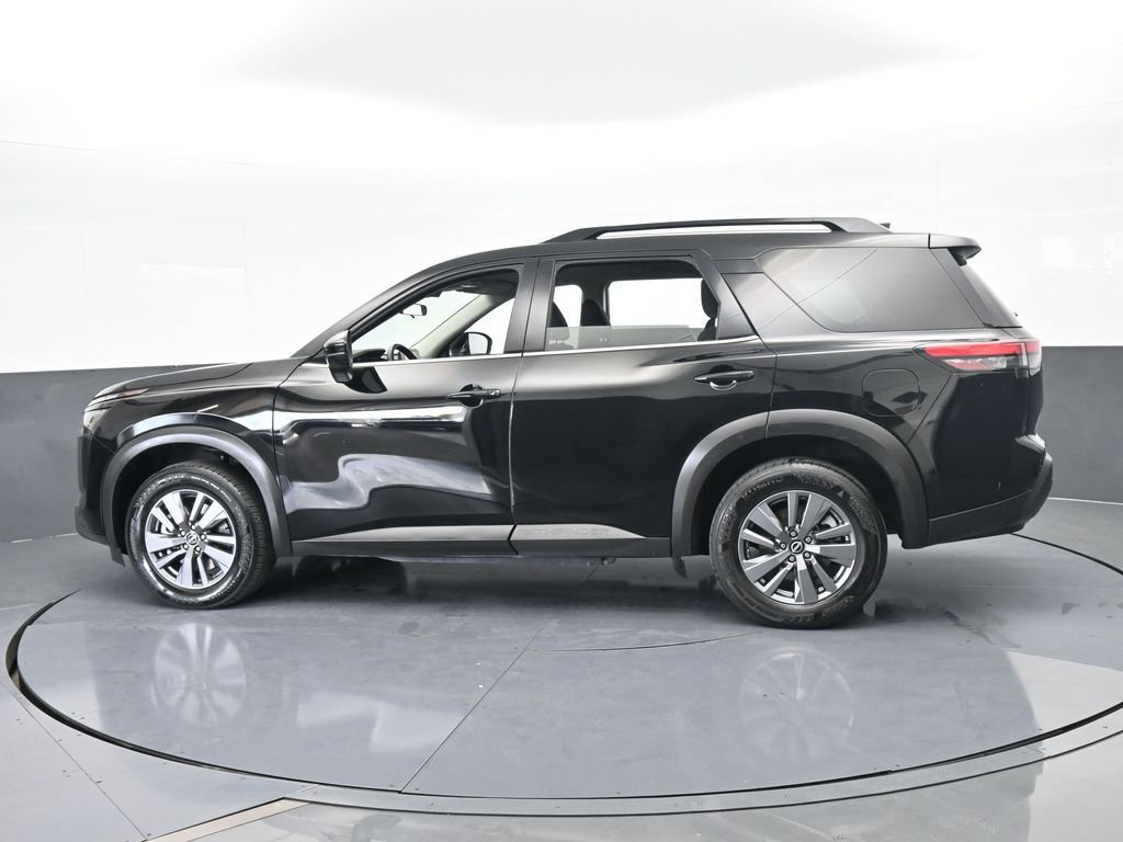 Used 2025 Nissan Pathfinder SV image 3