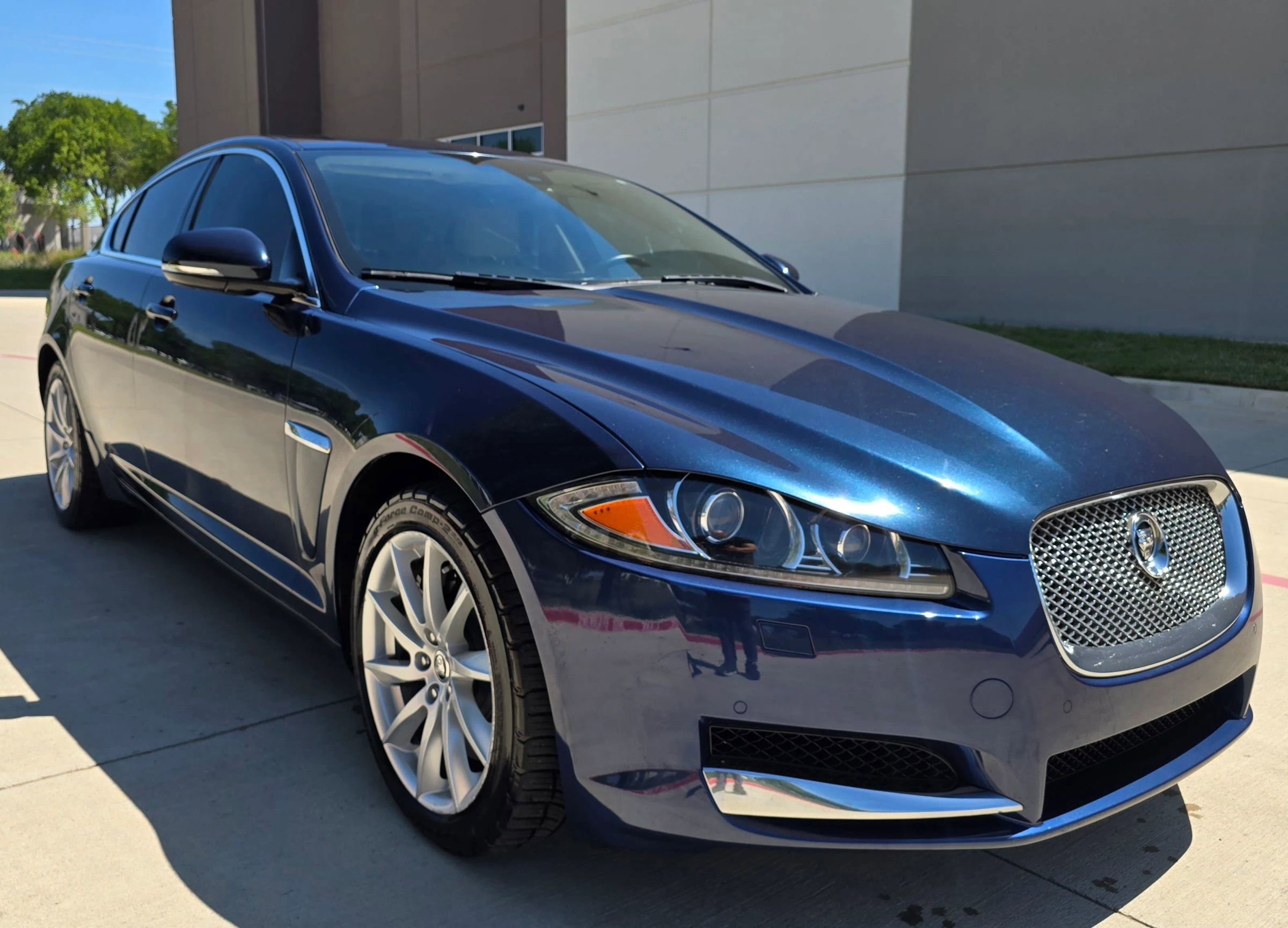 Used 2013 Jaguar XF RWD image 4