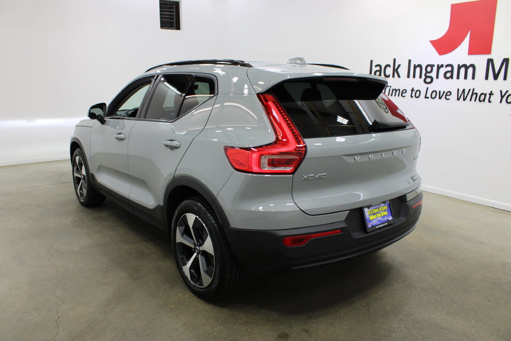 Used 2026 Volvo XC40 B5 Plus AWD/4WD image 3