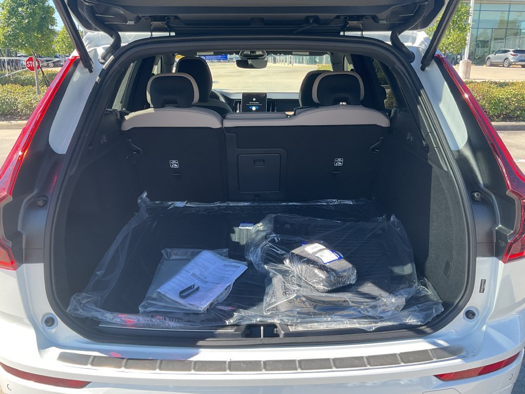 New 2027 Volvo XC60 B5 Plus AWD/4WD image 9